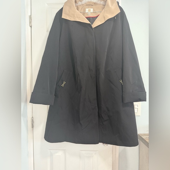 Chic Black Trench Coat with Tan Collar - Picture 6 of 13